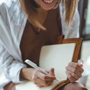 ransmettre son histoire familiale est un geste précieux. En partageant vos souvenirs et vos leçons de vie, vous offrez à votre enfant un cadeau inestimable qui renforcera votre lien et préservera un héritage unique. Notre livre des mamans vous aide à documenter les moments les plus importants de votre vie et de celle de votre enfant, transformant vos souvenirs en un trésor familial durable.