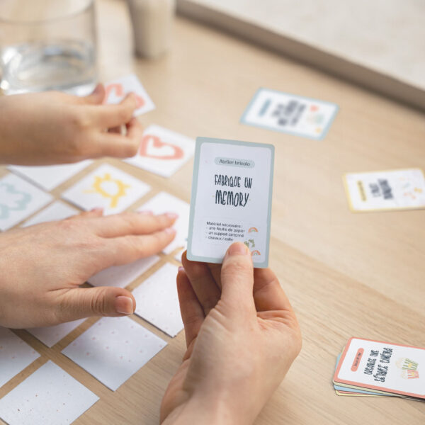 Jeu de cartes Blooea pour enfants, favorisant les activités sans écran et la créativité.