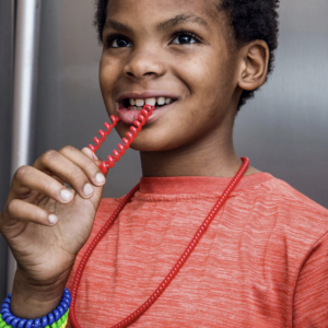 Bracelet sensoriel à mâcher coloré et texturé, idéal pour la stimulation motrice orale, favorisant l'autorégulation chez les enfants et adultes atteints de TDAH, anxieux ou stressés. Discret, esthétique et facile à porter.