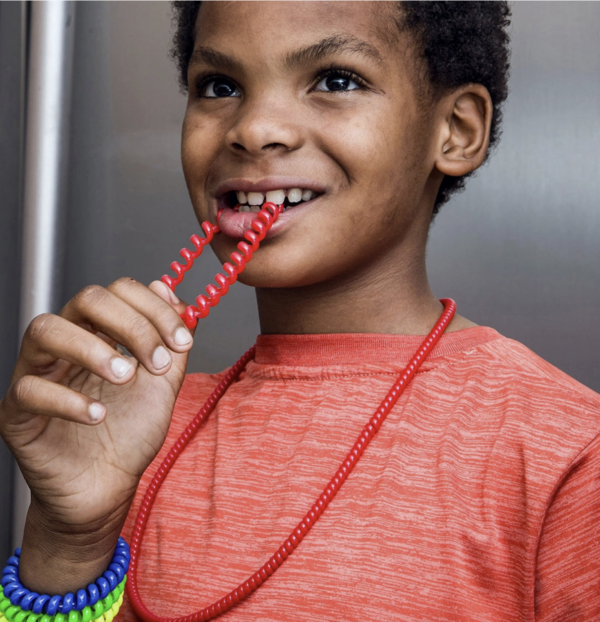 Bracelet sensoriel à mâcher coloré et texturé, idéal pour la stimulation motrice orale, favorisant l'autorégulation chez les enfants et adultes atteints de TDAH, anxieux ou stressés. Discret, esthétique et facile à porter.